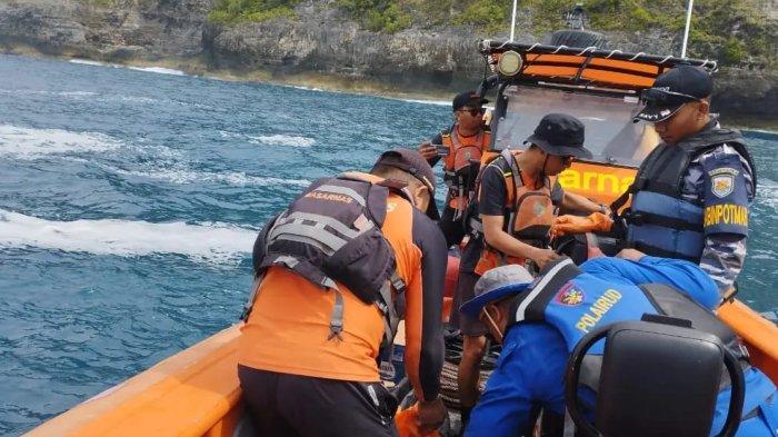 EVAKUASI MAYAT - Basarnas mengevakuasi mayat siswa asal Sumedang, Jawa Barat yang hilang terseret ombak saat berwisata di Pantai Kelingking, Nusa Penida, Kamis (31/10).