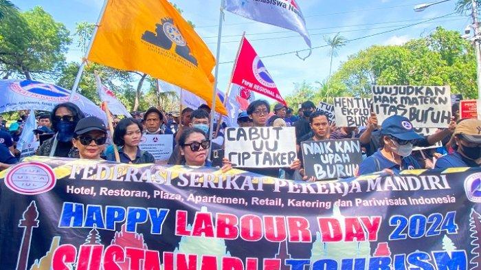 Kumpulan buruh dan masyarakat Bali sebanyak 300 orang lakukan aksi May Day di depan Kantor Gubernur Bali pada, Rabu 1 Mei 2024.