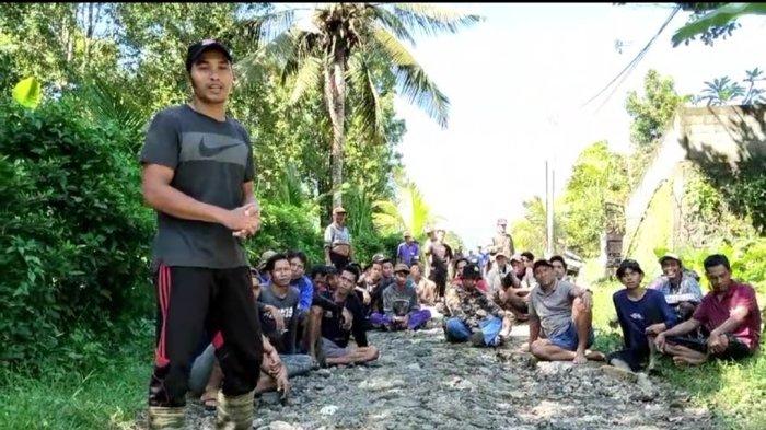 Tangkapan layar video masyarakat Banjar Dinas Batudinding, Desa Pegadungan, Kecamatan Sukasada, Buleleng yang geram lantaran jalan sepanjang 1,5 kilometer tak kunjung diperbaiki