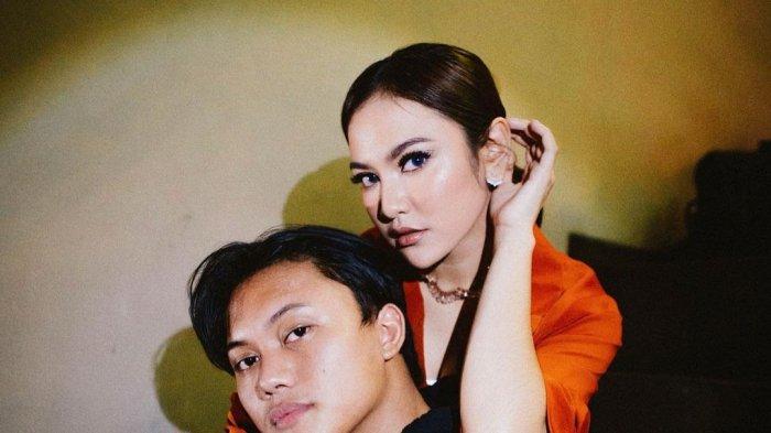 Penyanyi top asal Bali, Mahalini Raharja, akan menikah dengan artis Rizky Febian pada 5 Mei 2024. Sejumlah persiapan sudah dilakukan di rumah Mahalini, Banjar Aseman Kawan, Desa Tibubeneng, Kuta Utara, Badung.