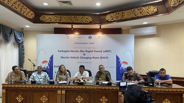 Pemerintah Provinsi (Pemprov) Bali adakan Penandatanganan Joint Kick-Off Meeting Dalam Rangka Kegiatan Feasibility Studies Proyek Electrical Vehicle-BRT dan Electrical Vehicle Charging Points Di Provinsi Bali bertempat di Wiswa Sabha Utama, Rabu, 18 Oktober 2023.