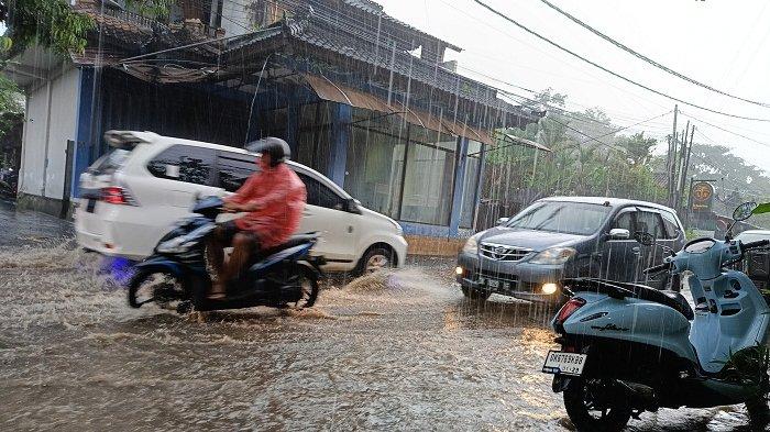 Pengendara dan banjir di Jalan Raya Sayan, Kecamatan Ubud, Gianyar, Bali, Kamis 25 April 2024.