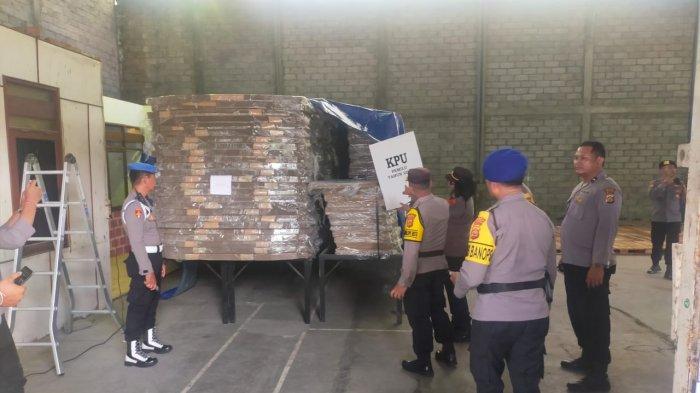 Suasana pemeriksaan keamanan logistik Pemilu KPU Badung.