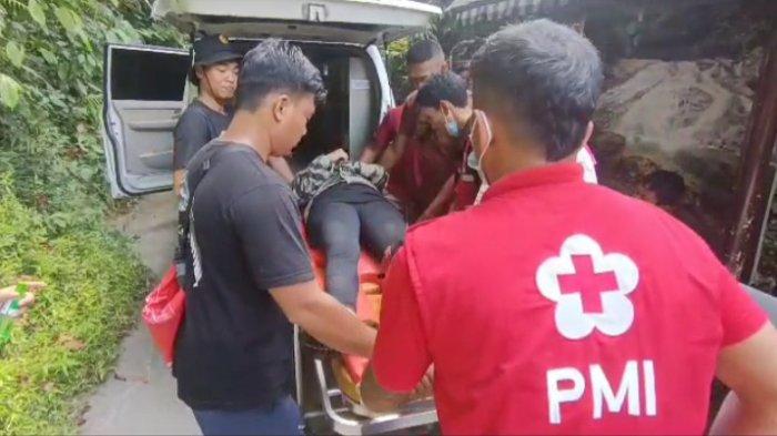 Evakuasi Korban - Petugas BPBD dan PMI Gianyar mengevakuasi Surseinny Hali usai terpeleset di kawasan objek wisata Goa Rangreng di Banjar Gitgit, Desa Bakbakan, Gianyar, Minggu (13/8). Wisatawan asal Cimahi Utara, Jawa Barat itu dilarikan ke RSUD Sanjiwani Gianyar.