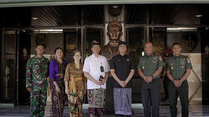 Sekda Badung IB. Surya Suamba menandatangani Perjanjian Kerja Sama dengan TNI AD Mayjen TNI Muhammad Zamroni di Markas Kodam IX/Udayana, Kamis (6/3).