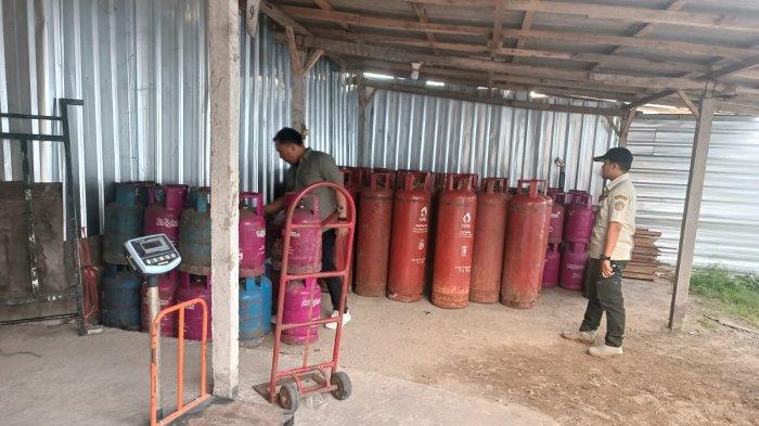 Satpol PP Bali bersama Dinas Ketenagakerjaan dan ESDM Bali melakukan inspeksi mendadak (sidak) ke sejumlah gudang LPG, pada Rabu 19 Juni 2024 kemarin.