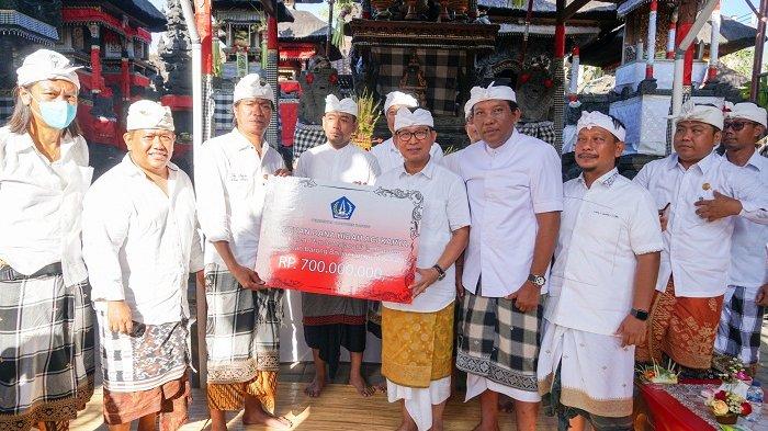 Sekda Wayan Adi Arnawa saat menghadiri acara Piodalan dan Mepunggel Barong (Perbaikan Barong) Pura Dalem Pande Majapahit Jalan Pantai Kuta Banjar Pande Mas Kuta Badung, Rabu (8/5).