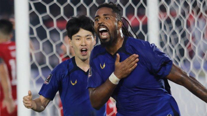 Selebrasi Carlos Fortes (kanan) dan Taisei Marukawa seusai PSIS Semarang menjebol gawang Persis Solo di turnamen Piala Presiden 2022 Grup A beberapa waktu lalu. Pada Perebutan tiket ke Semifinal Piala Presiden 2022 hari ini akan tersaji duel PSIS Semarang vs Bhayangkara FC di Stadion Jatidiri, Semarang, Minggu 3 Juli 2022.
