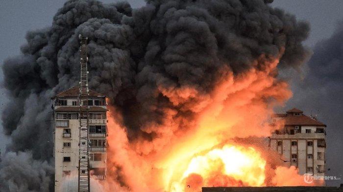 Bola api dan asap membubung di atas sebuah bangunan di Kota Gaza pada 7 Oktober 2023 saat serangan udara balasan Israel yang menghantam gedung Menara Palestina.
