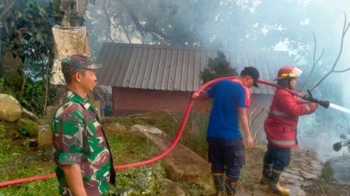 MEMADAMKAN API - Warga Banjar Kalanganyar, Desa Seraya Barat, Karangasem, geger. Vila milik warga negara Swiss hangus dilalap si jago merah, Senin (3/6). Bangunan ludes, begitu juga dengan isinya.