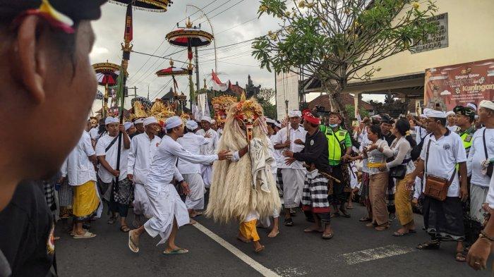 MACEPUK - Tiga sasuhunan macepuk di perempatan Banjarangkan, Kabupaten Klungkung, Rabu (23/8). Ribuan warga berjalan kaki ngiring Ida Sasuhunan berupa tapakan Rangda dan Barong.