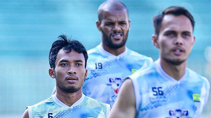Skuad Persib tampak berlatih dalam pramusim jelang kompetisi Liga 1 2023/2024 belum lama ini, tampak David da Silva (paling belakang) bersama Robi Darwis dan Rezaldi Hehanusa. Berikut daftar skuad klub Liga 1 2023/2024 paling mahal.