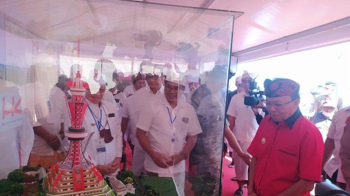 Gubernur Bali melihat replika Turyapada Tower yang dibangun di wilayah Desa Pegayaman, Kecamatan Sukasada, Buleleng