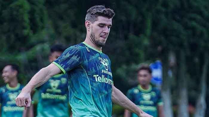 Untuk pertandingan ini, Luis Milla memboyong sebanyak 22 pemain. Bek asal Belanda, Nick Kuipers yang absen pada laga perdana kontra Madura United, masuk dalam daftar rombongan Persib Bandung menuju Pulau Dewata.