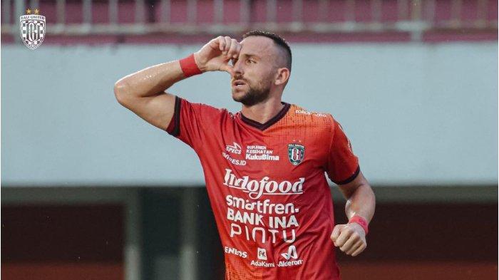 Penyerang Bali United, Ilija Spasojevic melakukan selebrasi usai menjebol jala gawang Persis Solo lewat titik putih. Bali United berhasil menang 3-1 atas Persis Solo pada laga lanjutan Liga 1 pekan-27, Senin, 27 Februari 2023.