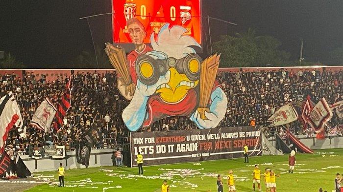 Suasana di Stadion Kapten I Wayan Dipta Gianyar Bali saat para suporter membuat koreo jelang berakhirnya laga Bali United vs Borneo FC, 25 Mei 2024.