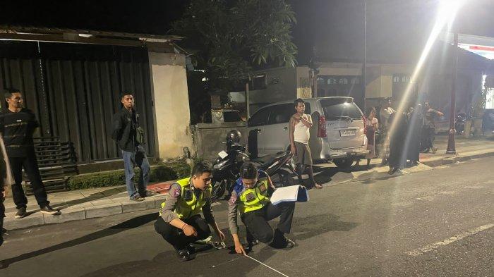 Polisi saat melakukan olah TKP pasca musibah kecelakaan di ruas jalan Nusantara, tepatnya di wilayah Banjar Gunaksa, Kelurahan Cempaga, Bangli. Selasa (7/5/2024).