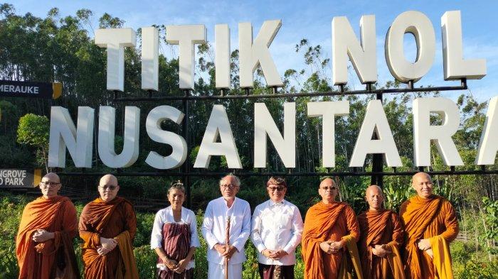 Koordinator Staf Khusus Presiden RI, AAGN Ari Dwipayana, bersama Ida Pedanda Nyoman Temuku Manuaba, pemuka agama Hindu dan Bhikkhu Sri Subhapanno Mahathera, pemuka agama Buddha menggelar doa bersama di titik nol Ibu Kota Negara Nusantara.