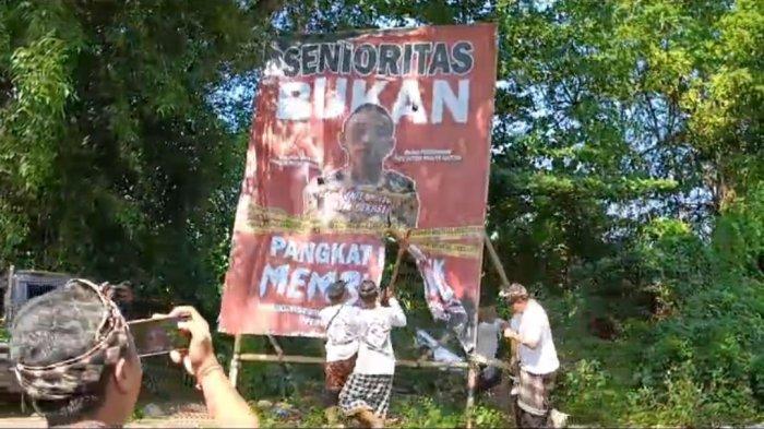 MARAH - Pemuda di Desa Gunaksa, Kecamatan Dawan, Klungkung, Bali. Beramai-ramai menghancurkan baliho bergambar Tegar Rafi Sanjaya,
salah satu pelaku pembunuhan Putu Satria, pada Jumat (10/5/2024).
