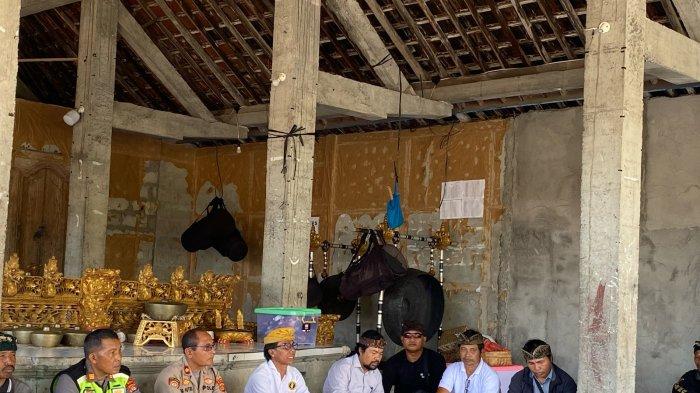 PARUMAN - Krama Banjar Sental Kangin, Desa Ped, Nusa Penida saat menggelar paruman, Senin (15/4). MDA Kabupaten Klungkung masuk menangani masalah perebutan tanah negara antara Banjar Sental Kangin dengan 88 KK warga setempat. MDA akan mempertemukan dua pihak yang berperkara ini.