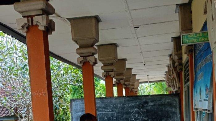 Siswa di SD N 2 Batumadeg di Kecamatan Nusa Penida, Klungkung harus belajar di luar kelas, karena kondisi bangunan sekolah mereka yang rusak parah, Jumat (26/4/2024).