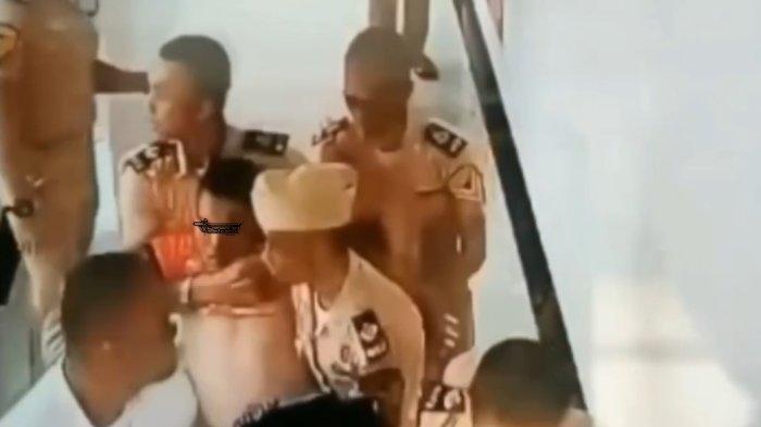 Rekaman CCTV saat tubuh Putu Satria dibopong mahasiswa STIP Jakarta usai penganiayaan.