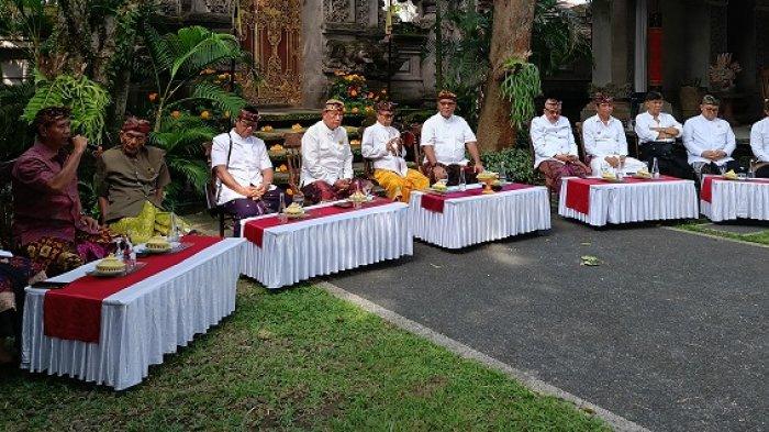 Puri agung sajebag Bali berkumpul di Puri Agung Blahbatuh, Gianyar, Bali, bersama perwakilan tokoh Buleleng dan PT Bibu Panji Sakti terkait Bandara Bali Utara, Selasa 21 Mei 2024.