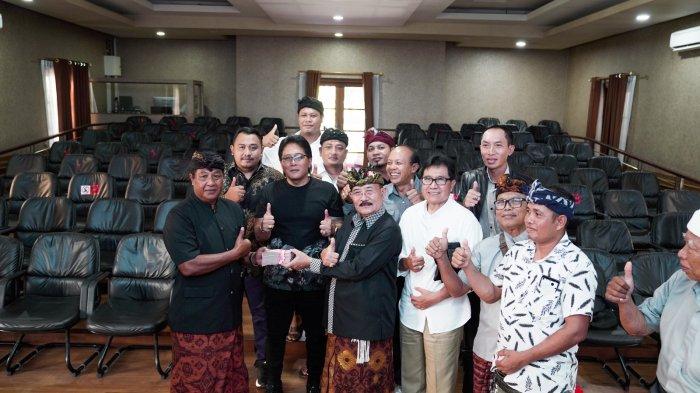 Bupati Badung I Nyoman Giri Prasta, menerima audiensi Wabup Karangasem I Wayan Artha Dipa, bersama krama karangasem di Ruang Pertemuan Rumah Jabatan Bupati, Puspem Badung, Rabu, (1/5)