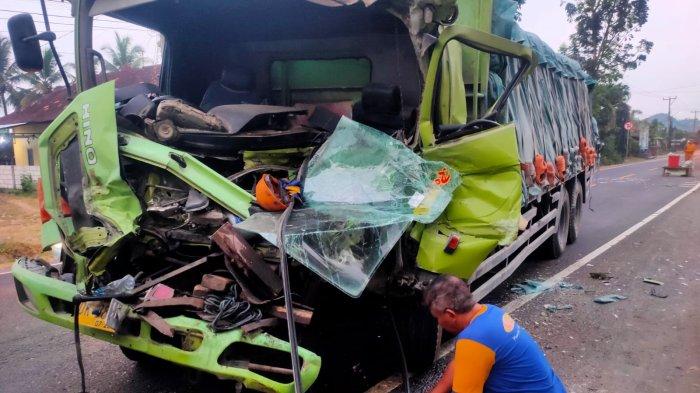 Kondisi bagian depan salah satu truk tronton yang terlibat kecelakaan lalu lintas di Jalan Raya Denpasar-Gilimanuk, wilayah Banjar Tirtakusuma, Desa Candikusuma, Kecamatan Melaya, Jembrana, Rabu 25 Oktober 2023 dini hari.