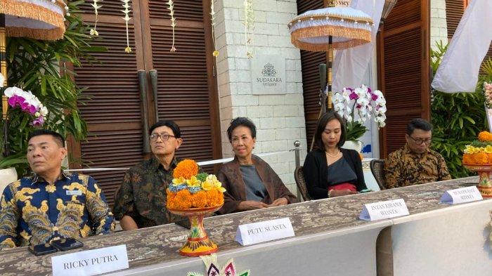 Sudakara ArtSpace berkolaborasi dengan keluarga mendiang Made Wianta, menghadirkan pameran lukisan kolaborasi 'Whispering Calligraphy