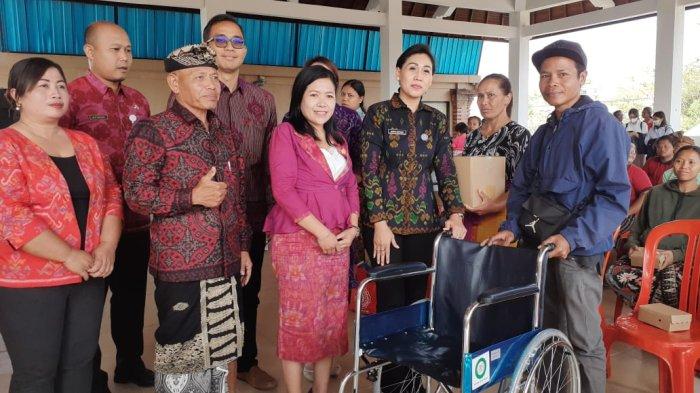 Ketua Tim Penggerak PKK Kabupaten Gianyar, Ida Ayu Surya Adnyani Mahayastra, melakukan aksi sosial kepada masyarakat untuk menyapa dan berbagi bantuan, Selasa 29 Agustus 2023.