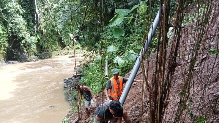 Delapan titik pipa distribusi Perumda Tirta Amerta Buana (TAB) Tabanan tergerus longsor.
Hal ini diakibatkan guyuran hujan deras mulai dari Jumat 7 Juli hingga Sabtu 8 Juli 2023 kemarin.
Alhasil, ribuan pelanggan terganggu pelayanan air bersih.