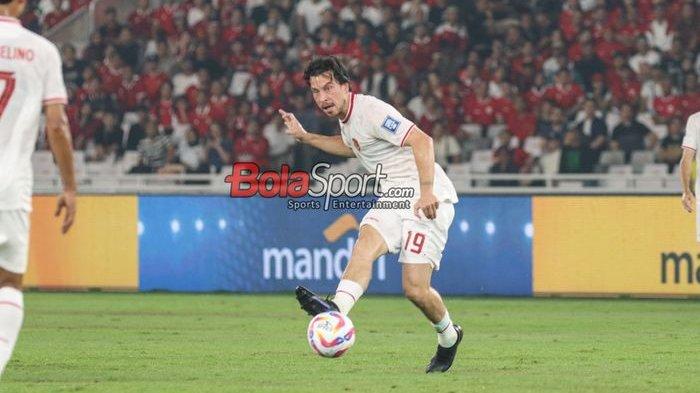 Thom Haye (kanan) sedang menendang bola dalam laga keenam babak penyisihan grup F Kualifikasi Piala Dunia 2026 antara timnas Indonesia versus timnas Filipina di Stadion Utama Gelora Bung Karno, Senayan, Jakarta, Selasa (11/6/2024).