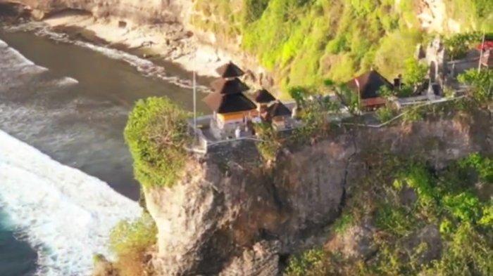 Kondisi tebing pura uluwatu yang terlihat retak.