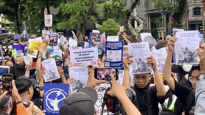 Demo - Sejumlah pengunjuk rasa membawa poster saat aksi penolakan PPN 12 persen di depan Istana Merdeka, Jakarta, Kamis (19/12). Dalam tuntutannya, mereka menolak kenaikan PPN menjadi 12 persen karena dianggap akan memicu lonjakan harga barang dan jasa yang memberatkan masyarakat berpenghasilan menengah ke bawah.