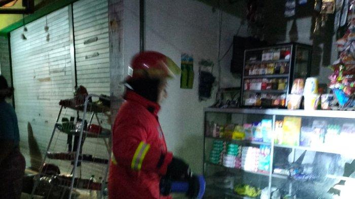 Kebakaran warung madura di Jalan Imam Bonjol, Dam Tukad Badung No 3, Pemecutan Kelod, Denpasar Barat, Denpasar, Bali, pada Jumat 5 Juli 2024 malam.