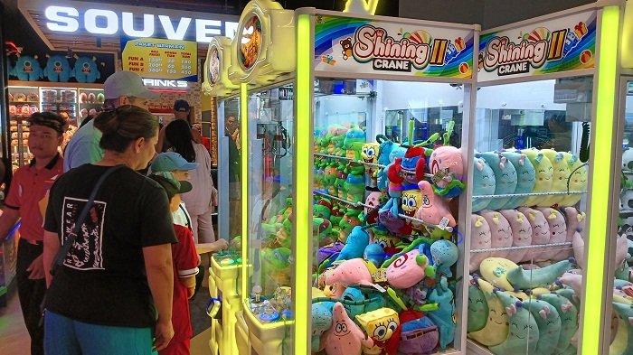 Suasana pengunjung bermain di sejumlah mesin permainan modern dan ikonik yang ada di Timezone Icon Bali.