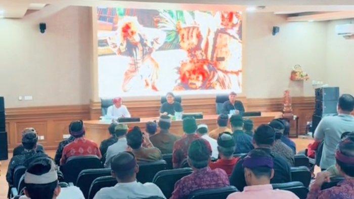 MINTA DANA - Perbekel di Klungkung, camat hingga pejabat pemkab mendatangi Rumah Jabatan Giri Prasta di Puspem Badung, Selasa (16/04). Mereka datang minta bantuan dana.
