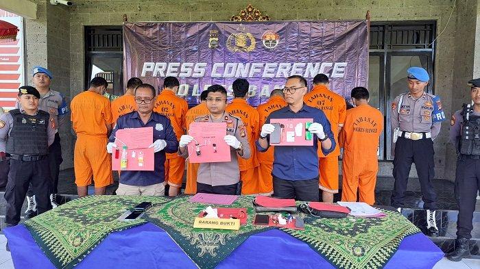 Wakapolres Bangli, Kompol M Akbar Eka Putra Samosir didampingi Kasat Resnarkoba (Kanan) dan Kasi Humas Polres Bangli (Kiri) saat menunjukkan barang bukti penyalahgunaan narkoba. Kamis (20/6/2024)