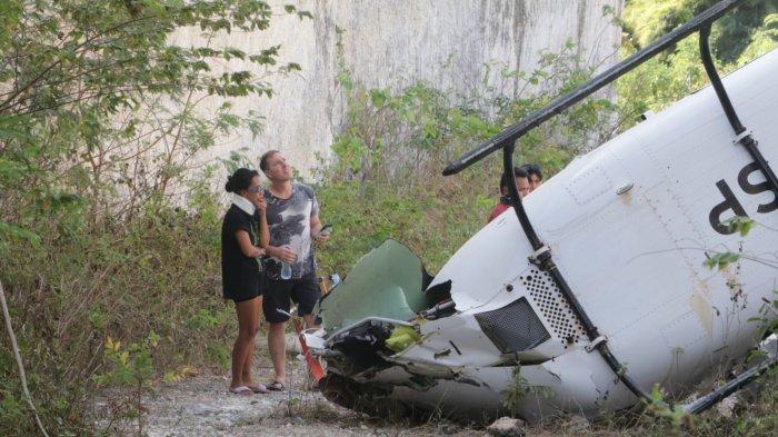 Tiga korban kecelakaan helikopter di Suluban mendatangi lokasi kejadian.