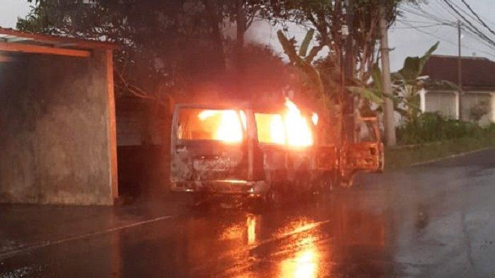 TERBAKAR - Mobil Isuzu carry ludes terbakar di Jalan Nenas, Banjar Abian Soan, Bungaya Kangin, Kecamatan Bebandem, Karangasem, Selasa (28/5) pukul 05.30 Wita.
