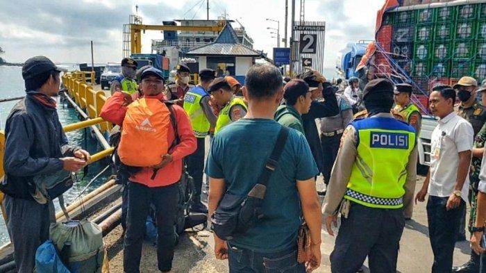 Pengamanan pintu masuk Provinsi Bali lewat Pelabuhan Padang Bai, Kecamatan Manggis, Karangasem diperketat jelang Konferensi Tingkat Tinggi (KTT) AIS di Nusa Dua, Badung, Bali. Pengamanan menurunkan puluhan personil dari Mabes Polri, Polda Bali, Polres Karangasem.