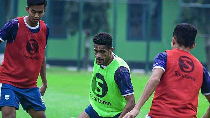 Foto: tampak para pemain Persib Bandung, Ricky Kambuaya dan yang lainnya berlatih bersama belum lama ini sebagai persiapan laga selanjutnya di kompetisi Liga 1 2022/2023. Ini Prediksi Skor Persib vs Dewa United, Racikan Luis Milla Dijagokan Menang, Tunda Pesta Juara PSM.