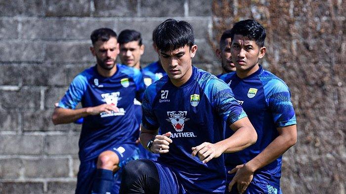 Tampak Tyronne del Pino (paling belakang) berlatih bersama Zalnando, Putu Gede dan rekan lainnya di Persib Bandung belum lama ini. Sinyal Luis Milla Turunkan Skema Terbaik, Duet Tyronne-Klok di Laga PSS Sleman vs Persib Bandung