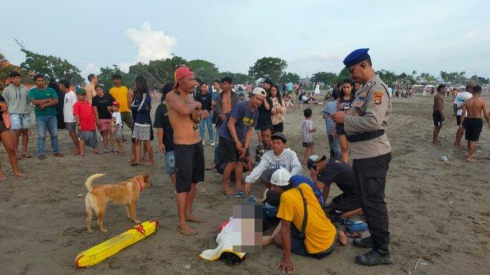 TERSERET ARUS - Balawisata Kabupaten Badung saat melakukan evakuasi mayat Muhhamad Masum yang terseret arus di Pantai Berawa pada Rabu 29 Januari 2025.