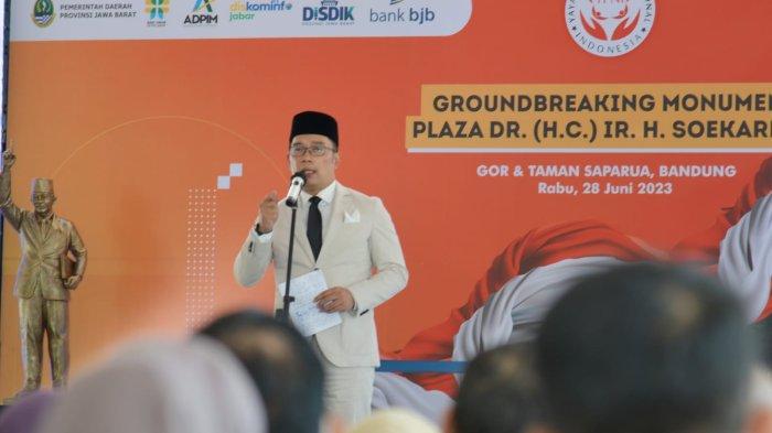 Sekjen PDIP, Hasto Kristiyanto, turut hadir dalam kegiatan groundbreaking monumen Plaza Bung Karno yang akan dibangun di Taman Saparua, Kota Bandung.
Dalam kegiatan itu, Hasto turut menyampaikan kata sambutan.
Di sela kata sambutan itu, Hasto sempat menyelipkan pantun pada akhir kata sambutannya.
Dalam pantun tersebut, dia menyebut Gubernur Jabar, Ridwan Kamil, sebagai bakal Calon Wakil Presiden pendamping Ganjar Pranowo.