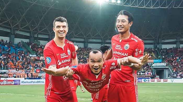 Tiga pemain Persija Jakarta, Ondrej Kudela (kiri), Riko Simanjuntak (tengah), dan Hansamu Yama tampak berpose dengan gaya unik belum lama ini usai laga di Liga 1 2022/2023. Duel Bhayangkara FC vs Persija: Adu Taktik Thomas Doll Kontra Widodo C Putro, Kans Reuni 3 Pemain