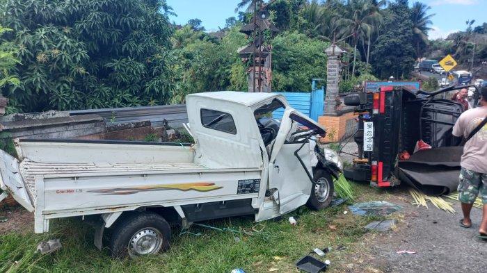 Tragedi kecelakaan lalu lintas kembali terjadi di Tabanan.
Kecelakaan di jalan umum Denpasar-Gilimanuk, tepatnya di kawasan wilayah hukum Polres Tabanan memang cukup sering terjadi.
Kali ini, tabrakan beruntun terjadi, pada Kamis 27 Juli 2023 siang tadi.
Kendaraan truk tidak kuat menanjak, dengan Nopol DK 8078 BP kemudian merosot dan menabrak tiga buah kendaraan lainnya.