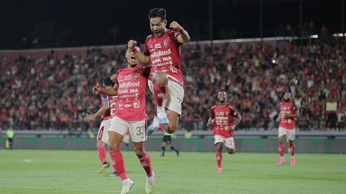 SELEBRASI – Pemain belakang Bali United Jajang Mulyana (kanan) melakukan selebrasi bersama Andhika Wijaya, setelah menceploskan gol ke gawang Madura United pada laga pekan ke-3 Liga 1 2023/2024 di Stadion Kapten I Wayan Dipta, Gianyar, Sabtu (15/7). Pada laga itu, Bali United menang 2-1.