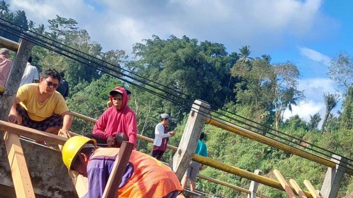 Pembangunan jembatan darurat yang menghubungkan Desa Tangkup menuju Klungkung, Senin (10/7). Akses jalan merupakan jalan utama warga.